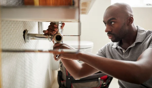 a male plumber fixing a pipe connection from Emergency Plumber Grand Prairie in Grand Prairie, TX 